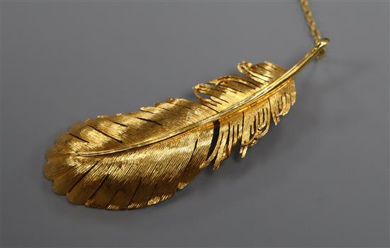 An English 9ct gold feather brooch, 7.5cm
